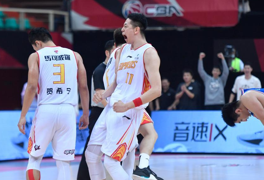 包含欧联今夜走向成谜，深圳男篮门线救险，震撼外界，团队化学反应显著的词条