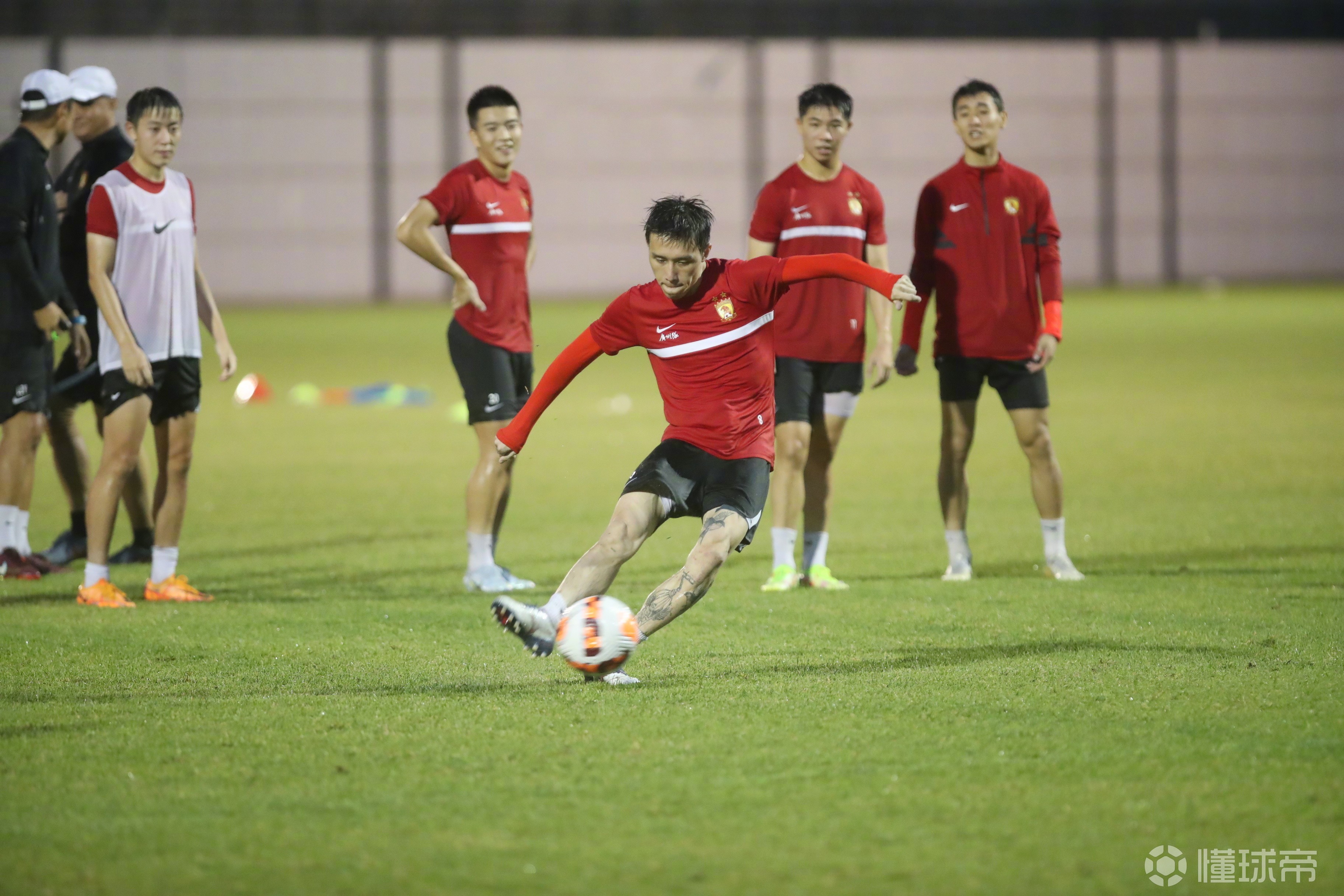 广州队训练开放日，今晚临场应变引欢呼，西甲在即，团队化学反应显著